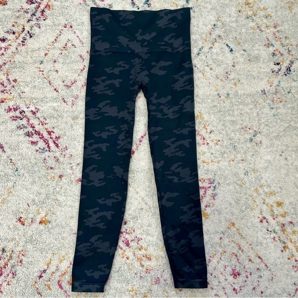 Spanx Look At Me Now Seamless Leggings in Blue Camo sz L - Picture 4 of 4